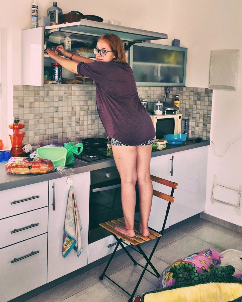 Низкорослая девушка на кухне