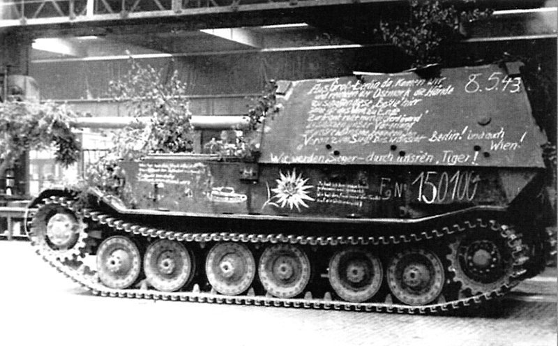 Последний из серии истребителей танков «Фердинанд» (Sd.Kfz. 184) с номером шасси 150100 (Fgst.Nr. 150100) на заводе «Нибелунгенверке» (Nibelungenwerke). Орудийная маска на машину не установлена. Корпус не окрашен, загрунтован суриком. 