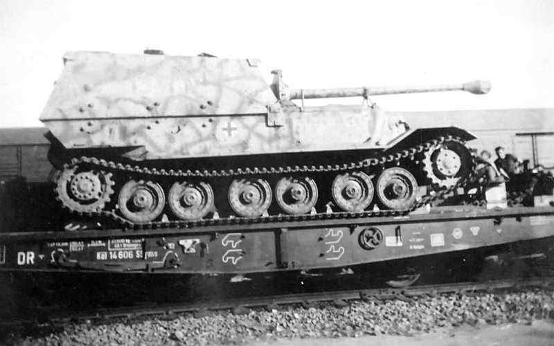 Немецкая тяжелая самоходно-артиллерийская установка «Фердинанд», погруженная на железнодорожную платформу.