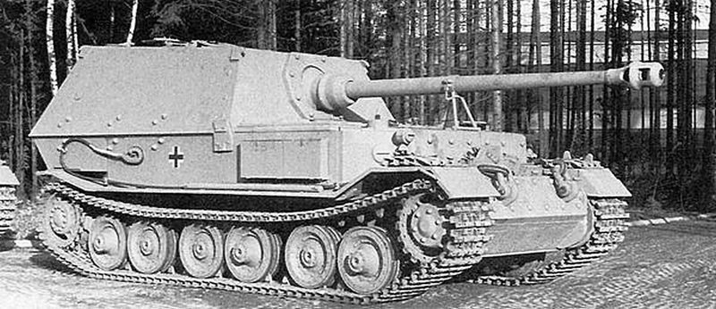 Тяжёлое штурмовое орудие «Фердинанд» перед его передачей в войска. Май 1943 года. Машина окрашена в жёлтый цвет (АСКМ).