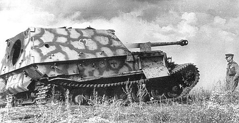 Офицер Красной Армии у «Фердинанда» № 623 6-й роты 654-го батальона тяжёлых истребителей танков. От внутреннего взрыва разошлись сварные швы рубки. Июль 1943 года