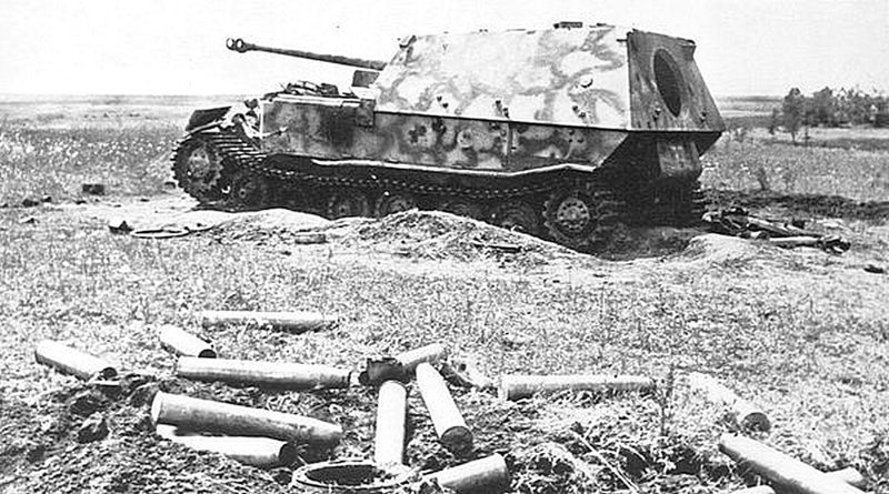 Подорванный на мине и сгоревший «Фердинанд» 654-го батальона тяжёлых истребителей танков. Район станции Поныри, июль 1943 года (ЯМ).