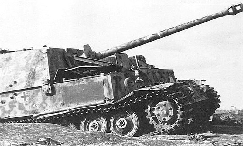 Разбитый «Фердинанд» № II–03 из состава штабной роты 654-го батальона тяжёлых истребителей танков. Район станции Поныри, июль 1943 года 