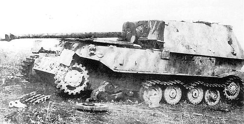 «Фердинанд» 653-го батальона, подорвавшийся на мине. Июль 1943 года. От взрыва сорвало опорные катки левой передней тележки