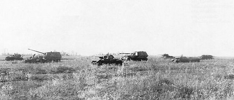 Поле боя под станцией Поныри — на нём видны два подбитых «фердинанда», два советских танка Т-70 и три Т-34