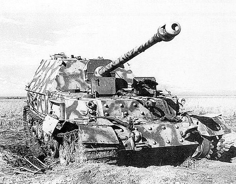 Подорвавшийся на мине «Фердинанд» № 501 из штаба 5-й роты 654-го батальона тяжёлых истребителей танков. Район станции Поныри, июль 1943 года. Эта машина была доставлена на НИБТ полигон для прохождения испытаний.