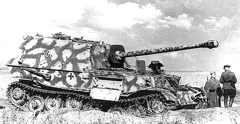 Подорвавшийся на мине «Фердинанд» № 501 из штаба 5-й роты 654-го батальона тяжёлых истребителей танков. Район станции Поныри, июль 1943 года