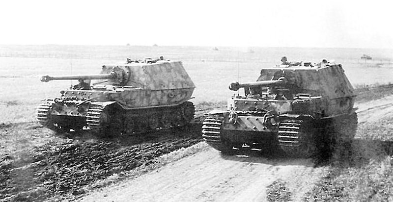 Два «Фердинанда» выдвигаются на огневые позиции. Плацдарм Запорожье, сентябрь 1943 года 