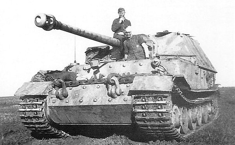 «Фердинанд» 653-го батальона тяжёлых истребителей танков в перерывах между боями. Плацдарм Запорожье, сентябрь 1943 года. На верхнем переднем листе видна укладка запасных траков 