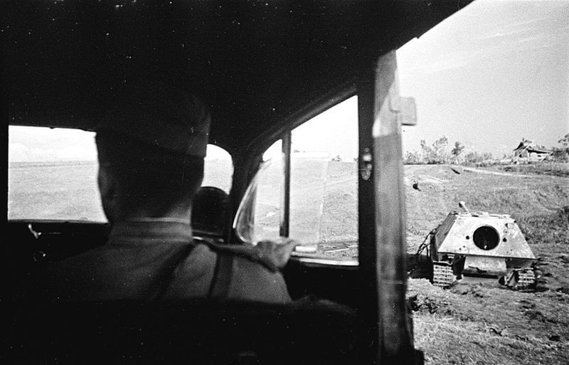 Вид из советского штабного автомобиля на немецкую САУ «Фердинанд», подбитую в ходе Курской битвы.