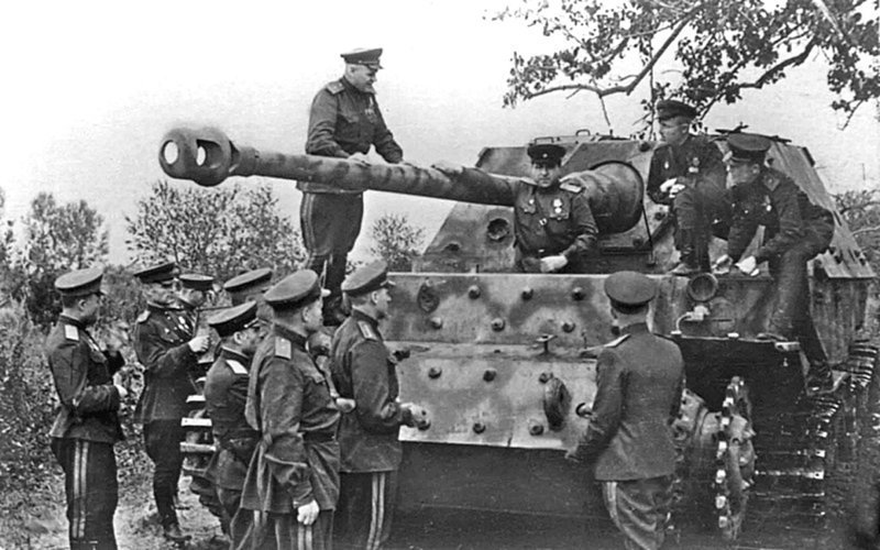 Рокоссовский c офицерами осматривают подбитую немецкую САУ Фердинанд.