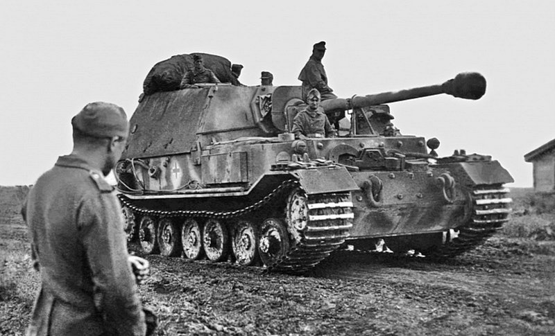 Истребитель танков «Фердинанд» Sd.Kfz.184 (8,8 cm PaK 43/2 Sfl L/71 Panzerjäger Tiger (P) 653-го батальона тяжёлых истребителей танков вермахта движется через населенный пункт перед началом наступательной операции «Цитадель».