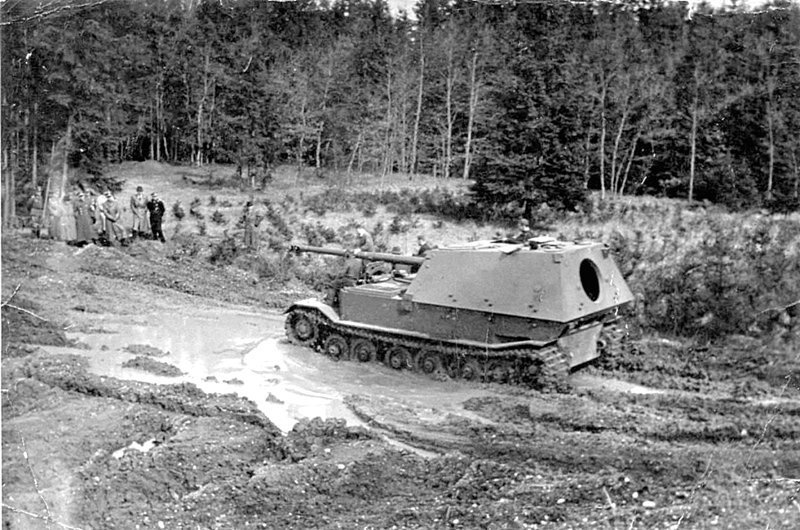 Самоходная артиллерийская установка класса истребителей танков вермахта «Фердинанд» (Sd.Kfz. 184) во время ходовых испытаний.