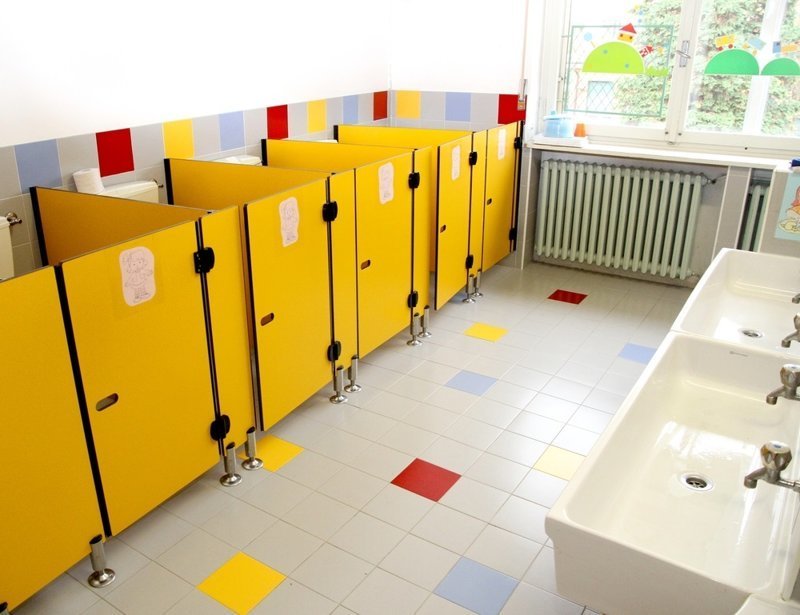 Руководство московской школы решило не пускать детей в туалет без справки