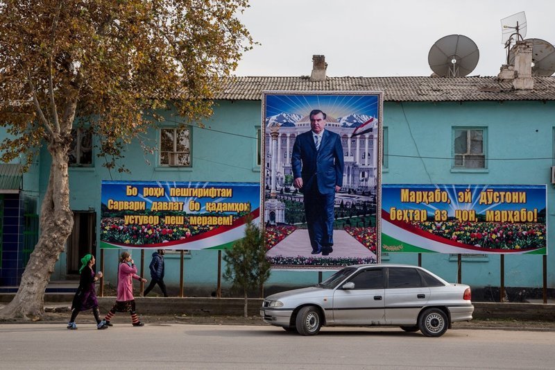 В любом кишлаке или городе обязательно встретится плакат с президентом Таджикистана Эмомали Рахмон