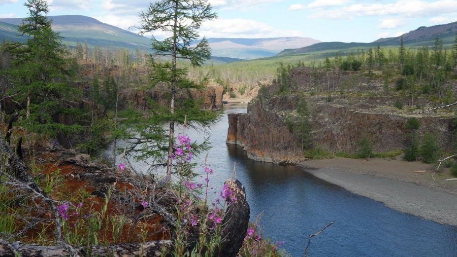 Главное якутия. Курейка (река). Курейка Красноярский край село. Поход на байдарках по плато Путорана. Курейская ГЭС, река Курейка фото.