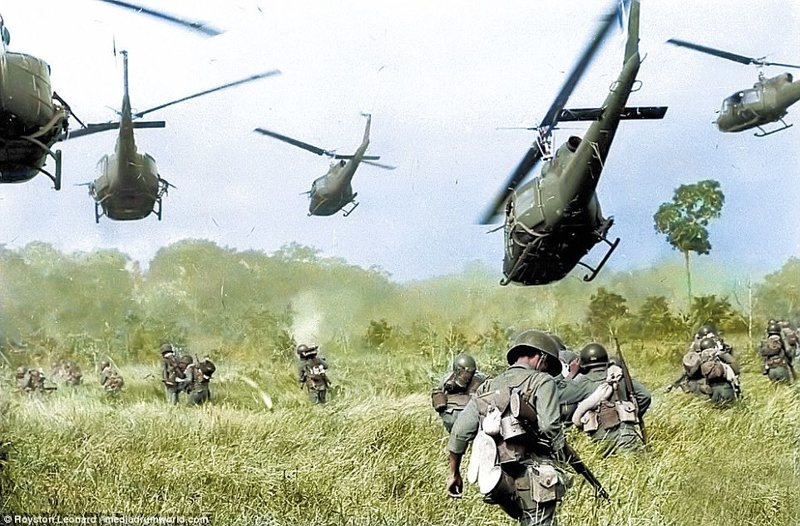 Зависшие в воздухе вертолеты армии США прикрывают пулеметным огнем наступление южновьетнамской армии во время атаки на военный лагерь вьетконговцев в 18 милях к северу от Тай-Нина. Март 1965 г. Вьетнам, военное, война во вьетнаме, вьетнамская война, колоризация, колоризированные снимки, колоризированные фото, раскрашенные