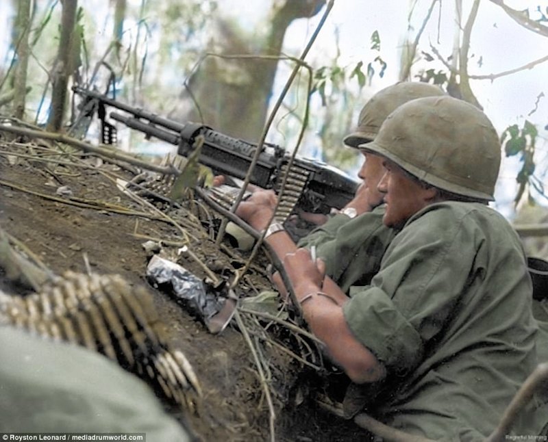 Солдаты ведут огонь из пулемета M60. 1966 г.