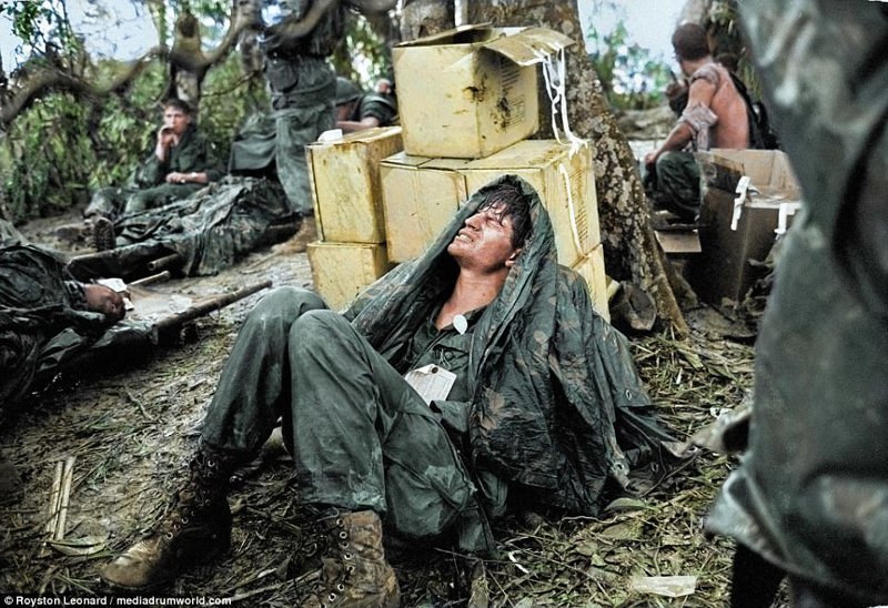 Раненый американский десантник в ожидании эвакуации в лагере в долине Шау недалеко от границы с Лаосом. 19 мая 1969 г.