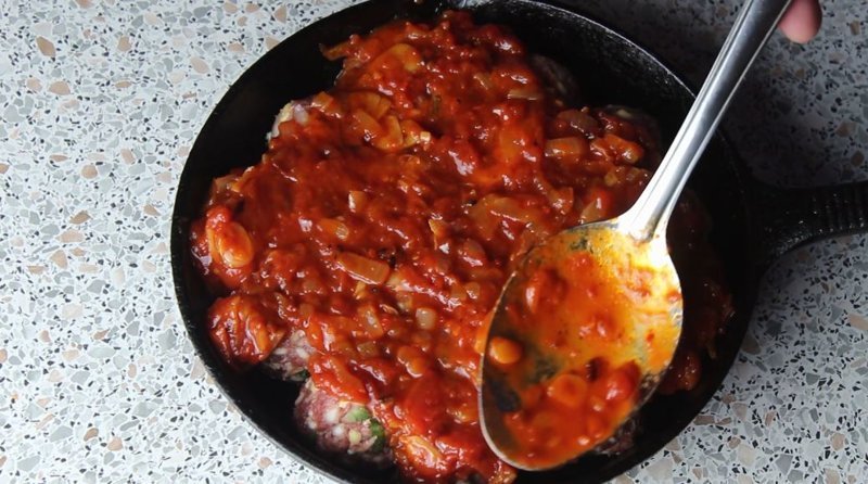 Залить приготовленным томатным соусом и отправить в духовку на 40 минут