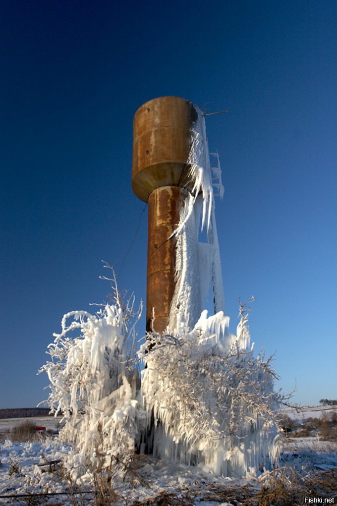 Замерзшая водонапорная башня