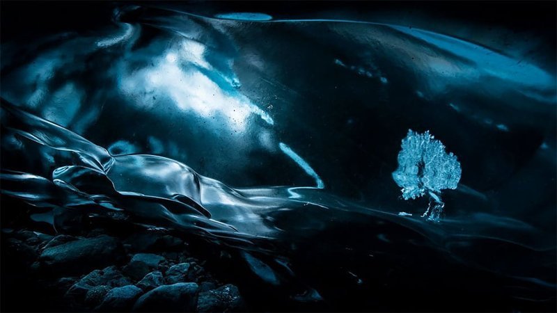 Фотохудожник делает абстрактные снимки исландских пещер