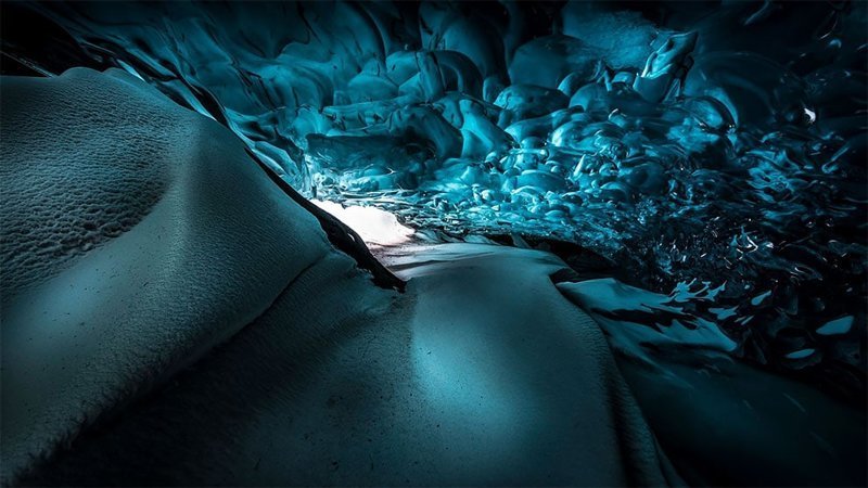 Фотохудожник делает абстрактные снимки исландских пещер