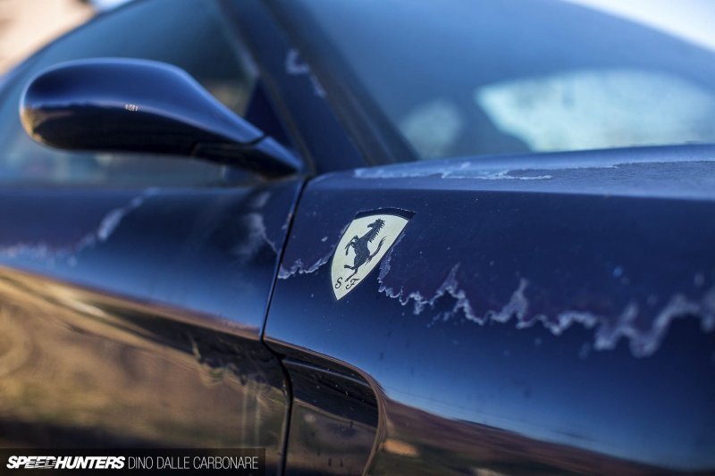 Лакокрасочное покрытие сходит и обнажает слои краски, а эмблемы Scuderia Ferrari на передних крыльях совсем побледнели.