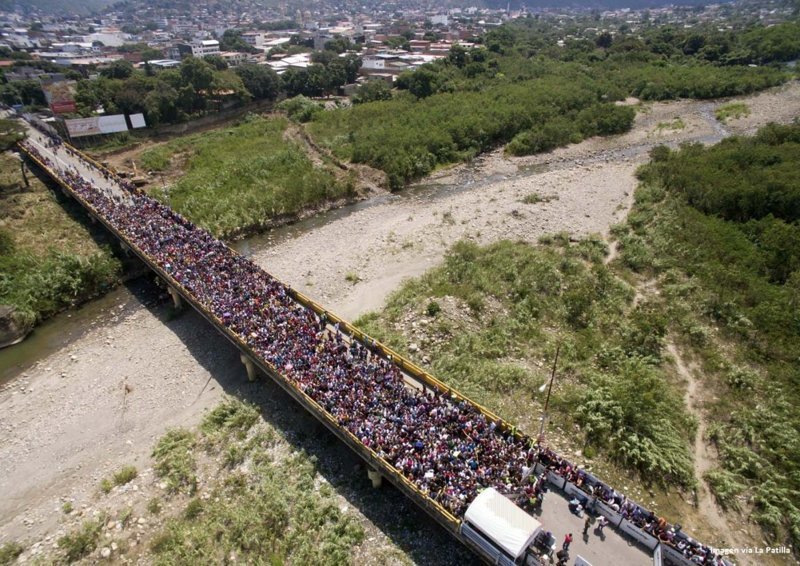 Тысячи отчаянных венесуэльцев бегут по международному мосту Симона Боливара в Колумбию
