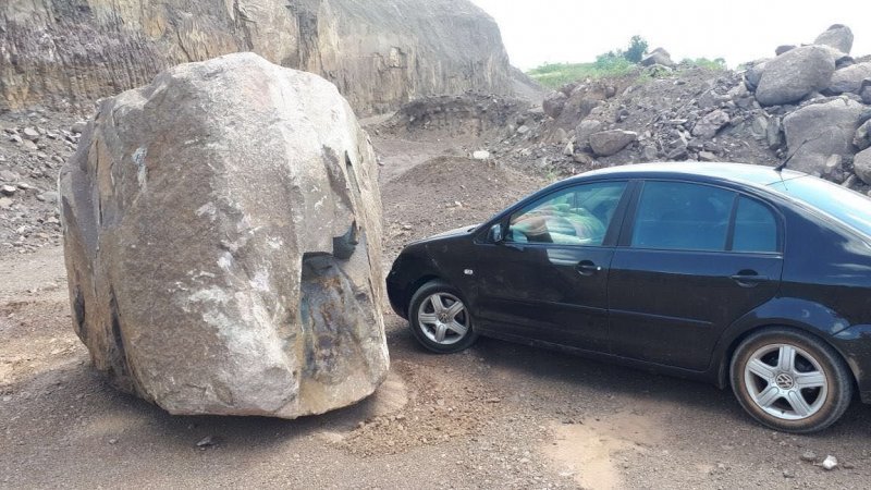 Меткий экскаваторщик: огромный камень едва не раздавил автомобиль