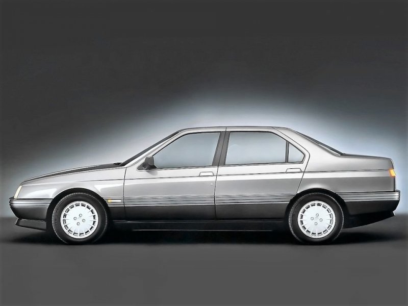 На этом снимке хорошо видно, что удачный дизайн 164-й Pininfarina потом адаптировала и для других клиентов. Посмотрите в интернете фото Peugeot 405 и 605. У них немало общего…