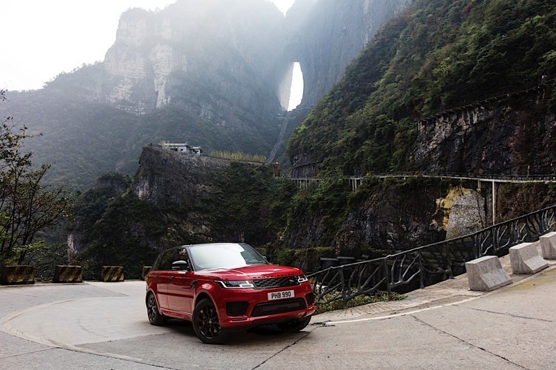 Range Rover Sport въехал на лестницу из 999 ступеней в Китае