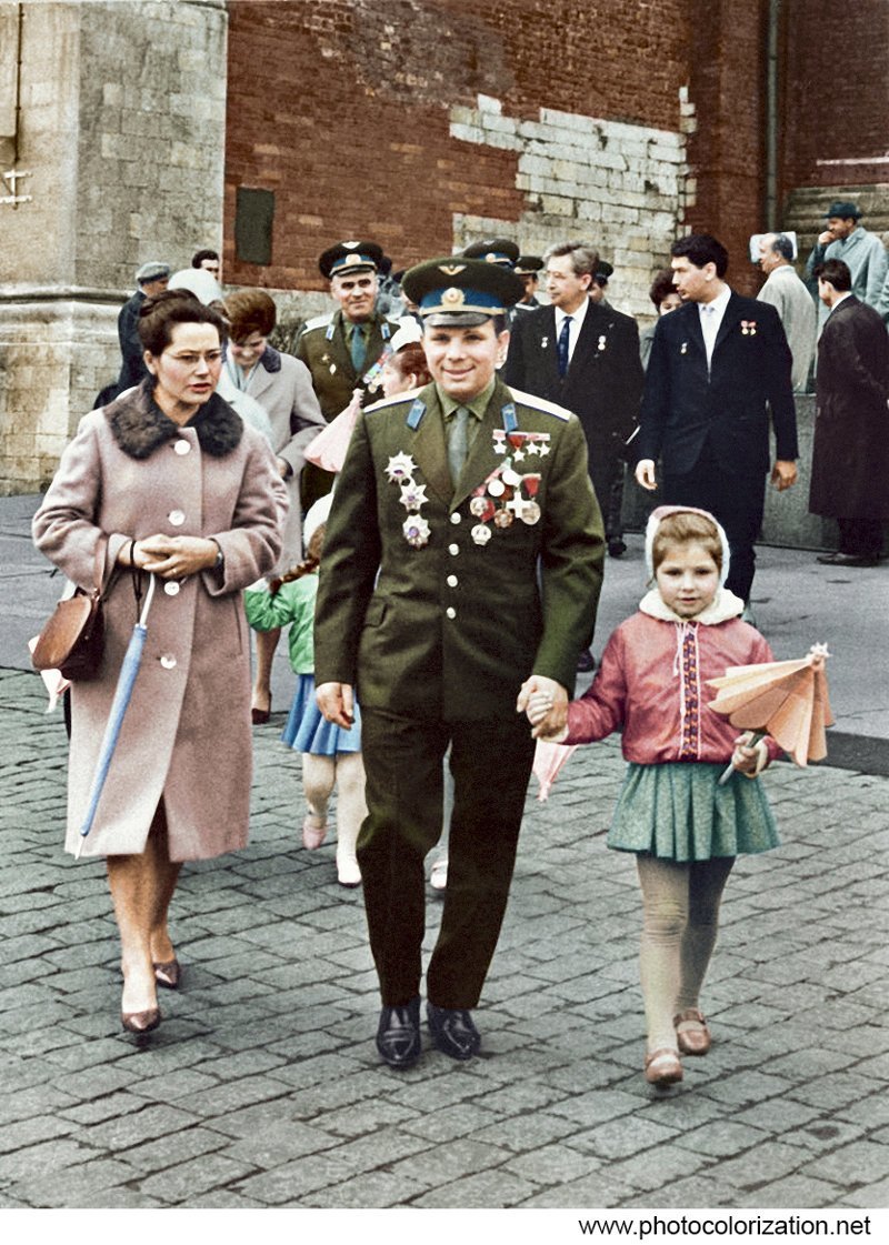 Юрий Гагарин с женой и дочерью. 1961