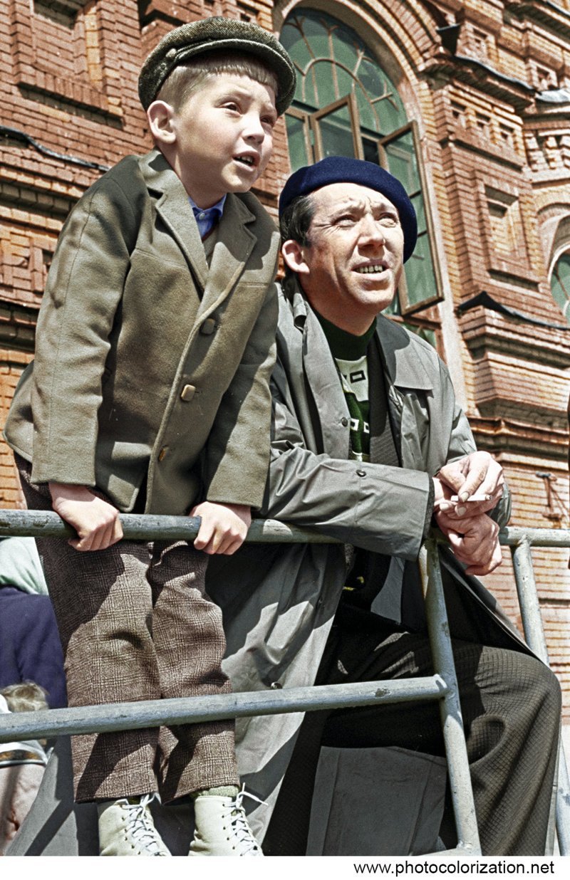 Народный артист СССР Юрий Никулин с сыном Максимом на Красной площади.