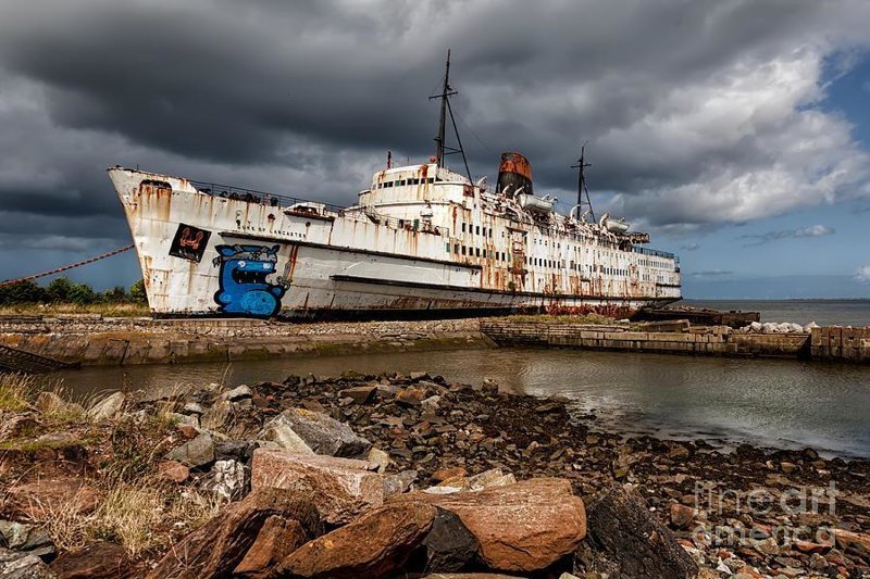 Пароход Герцог Ланкастер был построен в 1956 году в Белфасте, Северная Ирландия и использовался в качестве круизного судна. В середине шестидесятых корабль был переделан для перевозки машин, а в 1975 окончательно заброшен