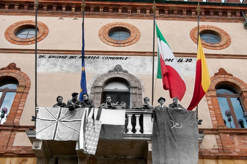 Командиры партизан на балконе мэрии Равенны в день освобождения города