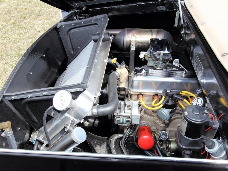 1,1-литровый бензиновый мотор от Triumph звезд с неба не хватал, но был довольно надежным, а главное легким