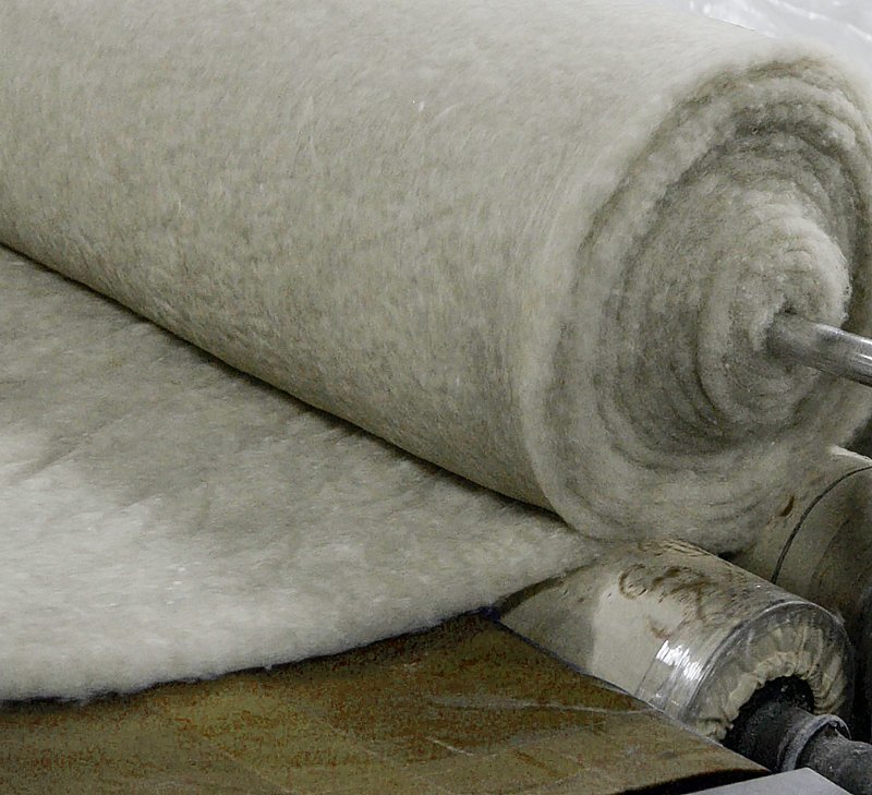 В одеяла используют вспушенное и термопресованное волокно.