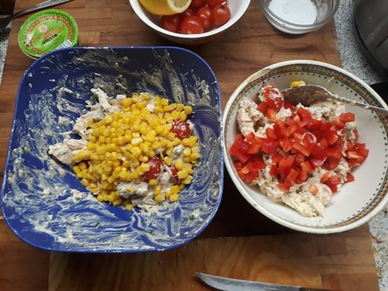 Поскольку моя девушка любит болгарский перец, я решил немного отступить от оригинального рецепта и сделать две начинки