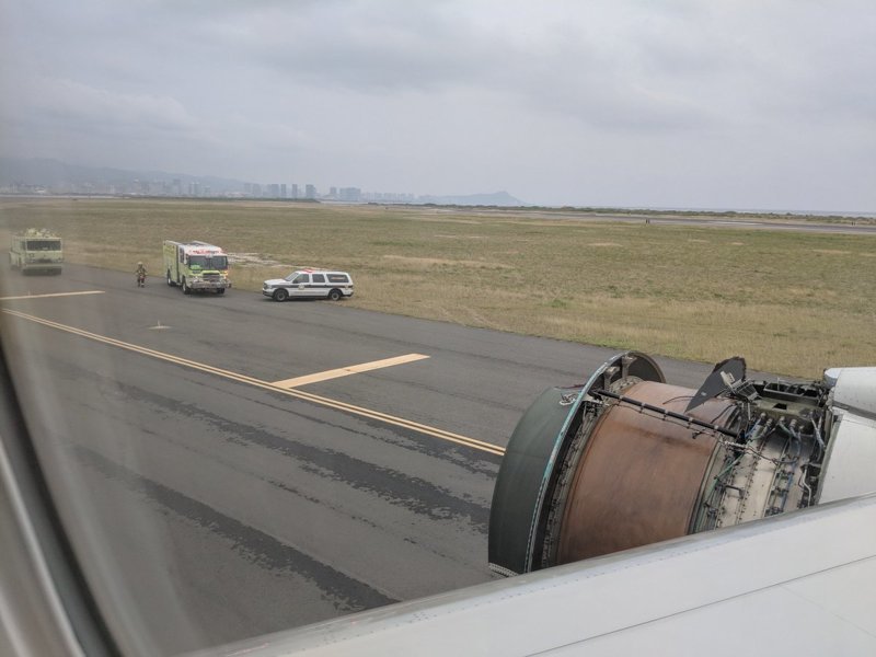 Пассажиры сняли разрушение двигателя самолета в воздухе