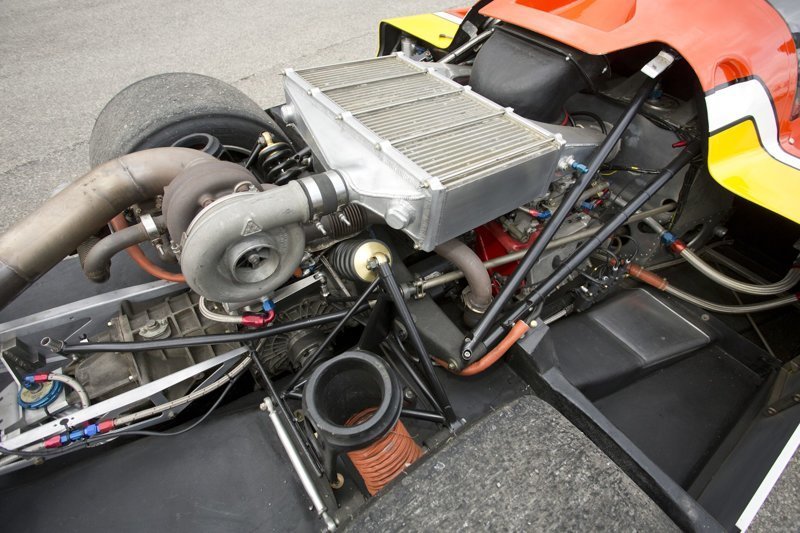 Объём VG30DETT вырос до 3.1 литра, а турбина KKK K27.2 от… гоночных Porsche 956/962 Group С позволяла, играя с давлением, варьировать отдачу двигателя от 900 до 1000 л.с.