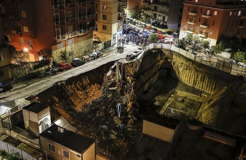 Гигантская воронка глубиной чуть более девяти метров поглотила целую улицу в районе Балдуина, Рим, Италия