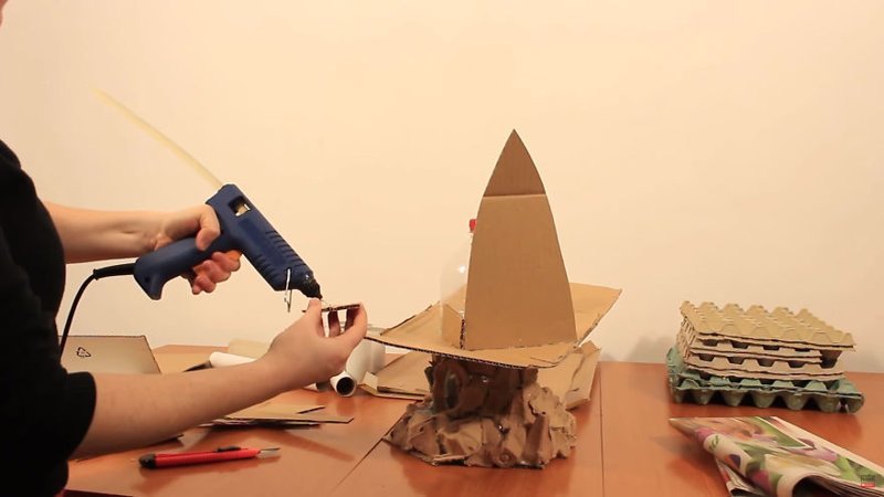 Создаем каркас домика из кусков картона и уголков от коробок из-под пиццы