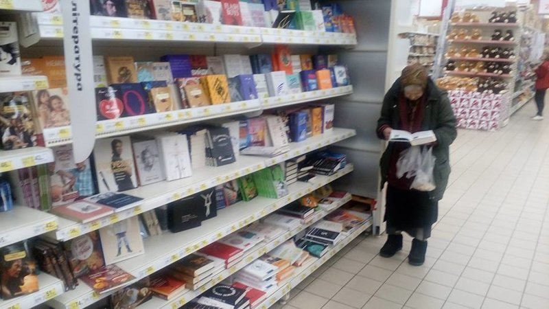 Для читающей бабушки в супермаркете поставили собственный диванчик ynews, бабушка, доброта, забота, книги, новости, чтение