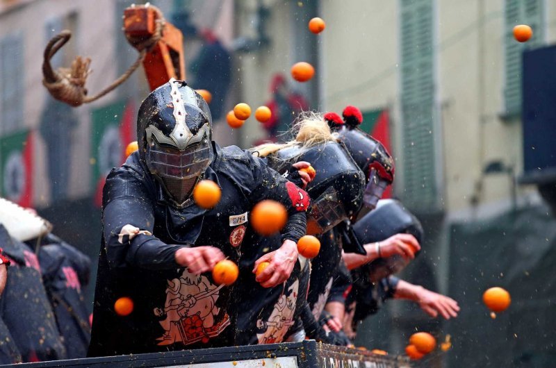Уличные бои апельсинами в Италии
