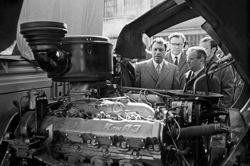 16 февраля 1976 года с конвейера Камского автомобильного завода сошёл первый автомобиль марки КАМАЗ