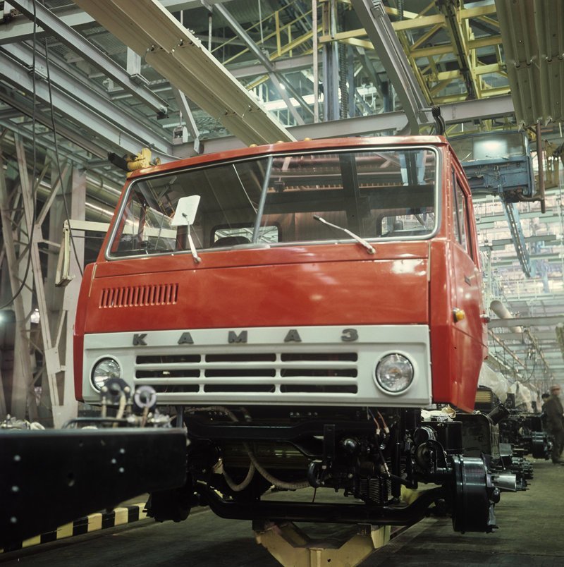 16 февраля 1976 года с конвейера Камского автомобильного завода сошёл первый автомобиль марки КАМАЗ