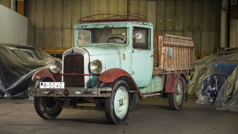 Если три первых Citroen продавались с нулевым пробегом, то вот Citroen C4 Plateau 1930 года в своё время побегал по дорогам — машина с пробегом 31145 километров была продана за €7000 и имеет полное право после реставрации вновь выехать из гаража.