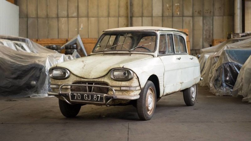 Неказистый седан Citroen Ami 6 на торгах продали за €8000. И это был серийный автомобиль 1961 года с пробегом 17672 километра.