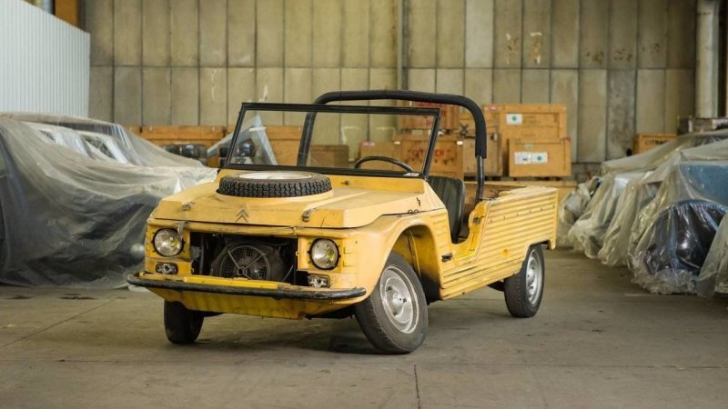 Забавный внедорожник Citroen Mehari 4x4 Jaune, пребывающий с 1979 года в плачевном состоянии, был продан за €18000. Машину с пробегом 14163 километра можно восстановить и ездить!